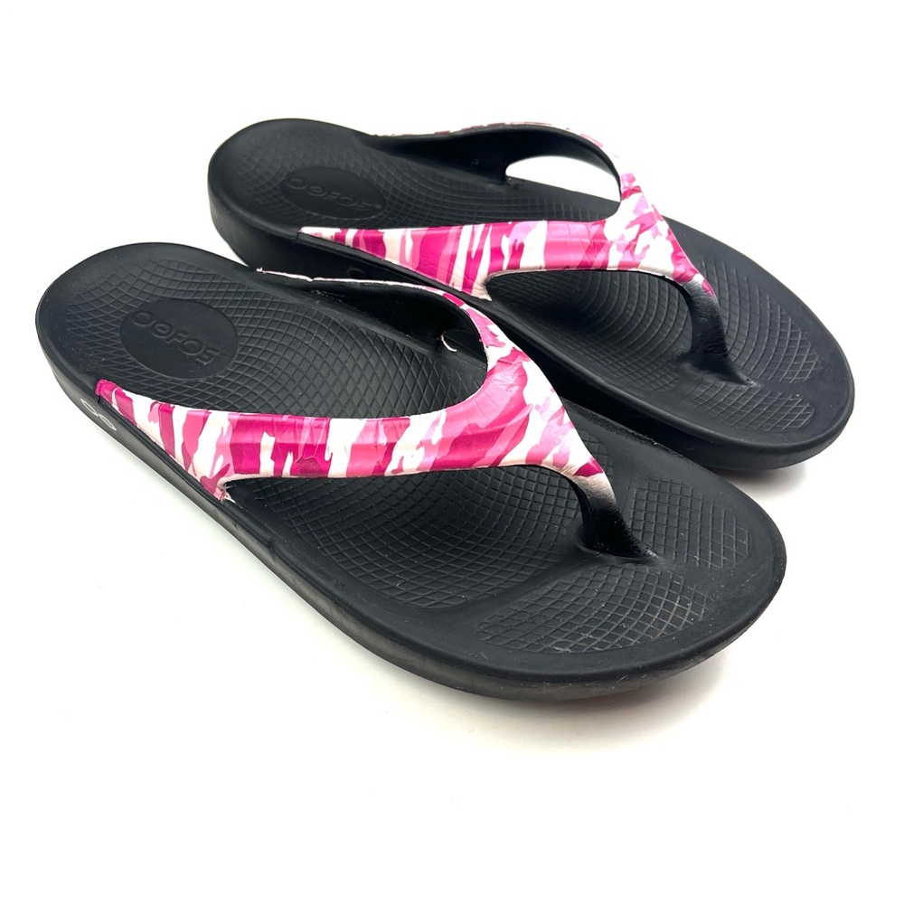 OOFOS Women's Sandals Black with Pink Pattern